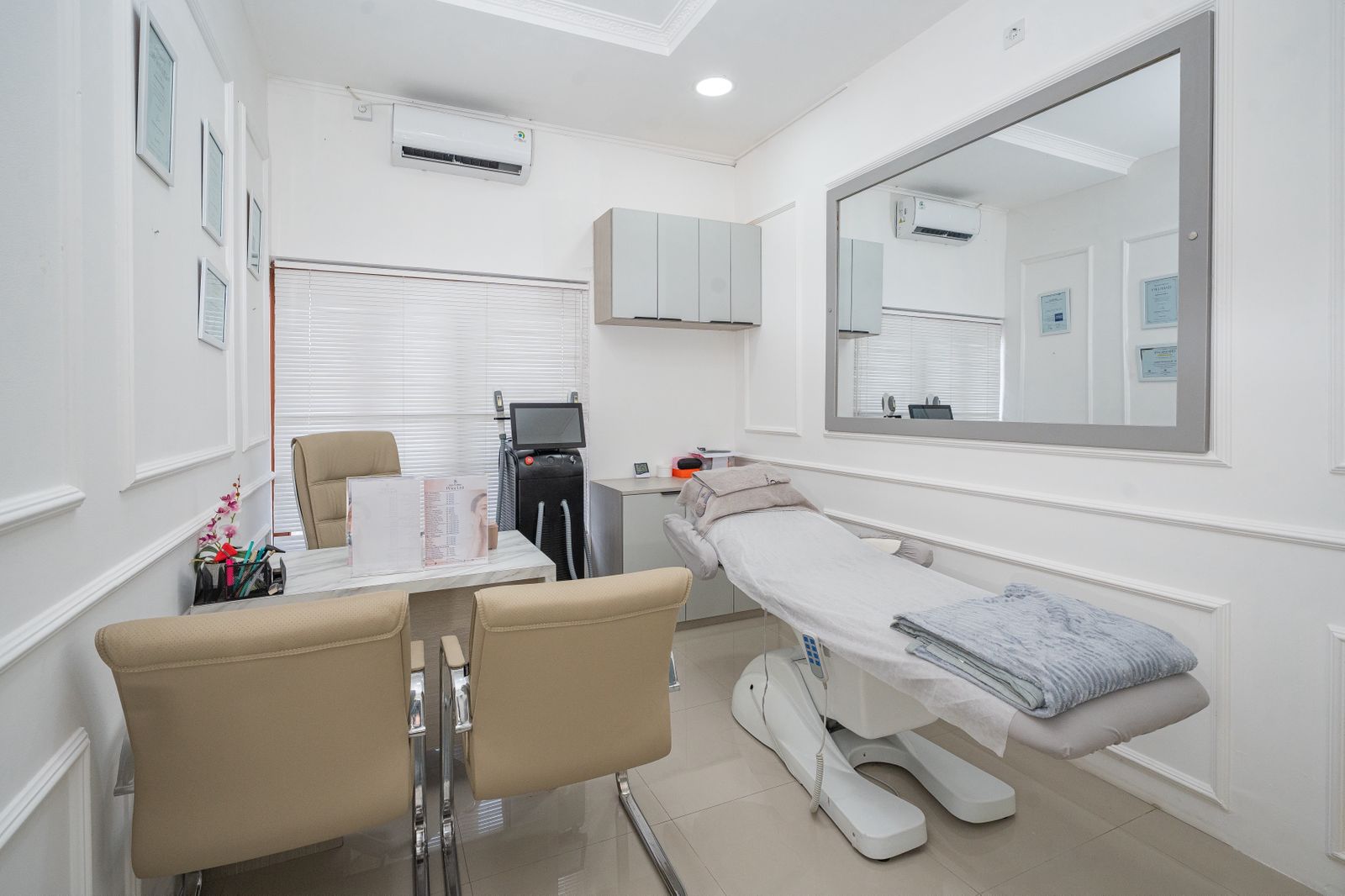 Ruang treatment laser SAS Clinic dengan perangkat DPL dan bed perawatan