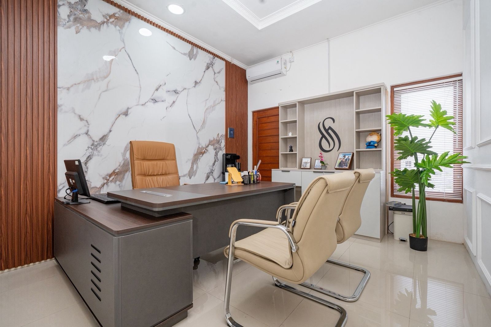 Ruang konsultasi dokter SAS Clinic Denpasar dengan desain marmer elegan