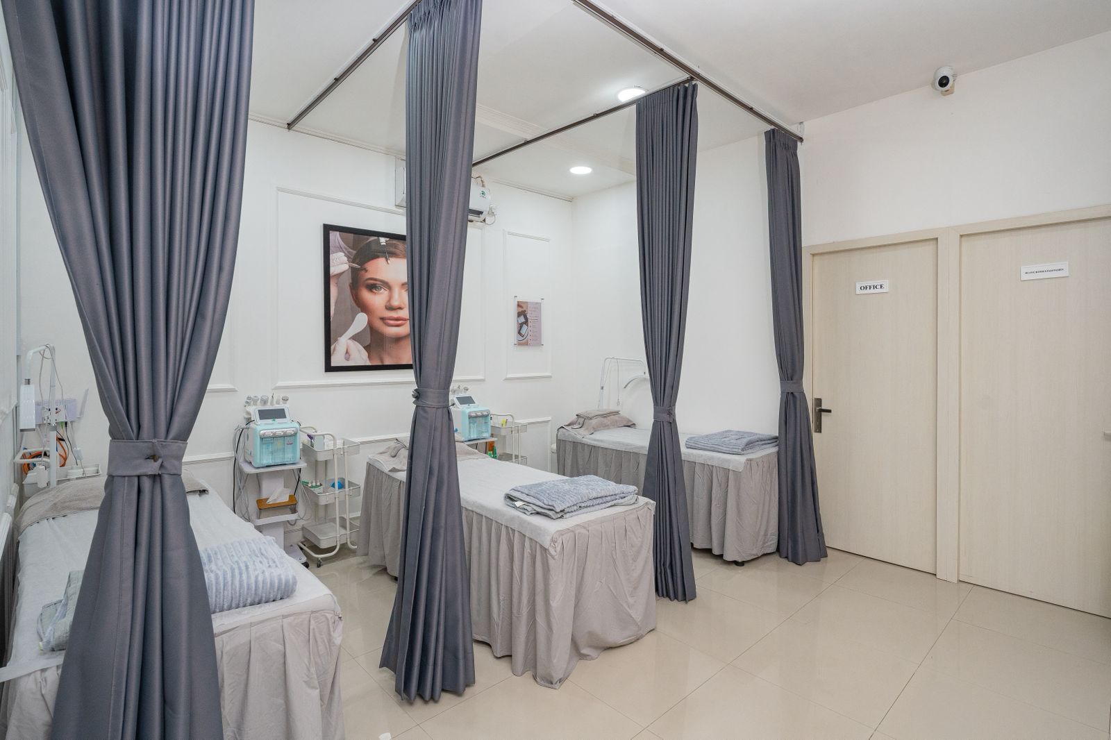 Ruang facial SAS Clinic dengan beberapa bed perawatan dan tirai privasi
