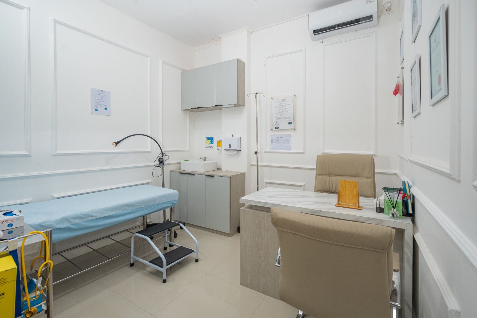 Ruang tindakan medis SAS Clinic with bed klinis, tiang infus, and sertifikat klinik